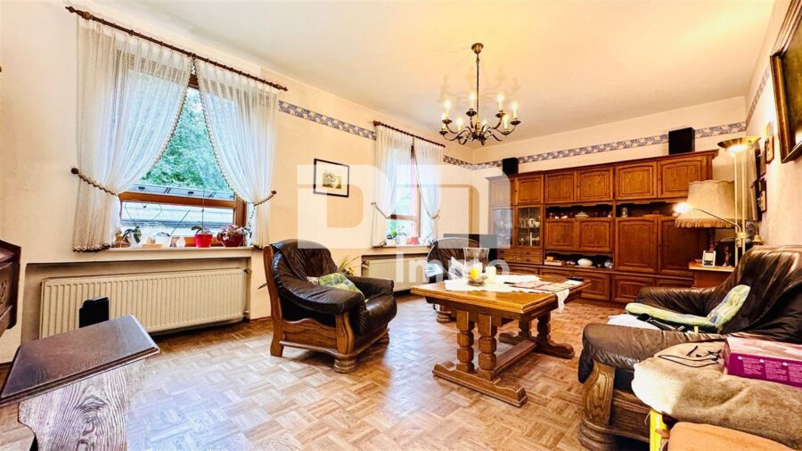 Modernisiertes Einfamilienhaus auf riesigem Grundstück mit Carport und Nebengebäude - EG Wohnzimmer